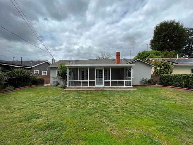 Building Photo - Upgraded 4+2 w/hardwood floors + great bac...