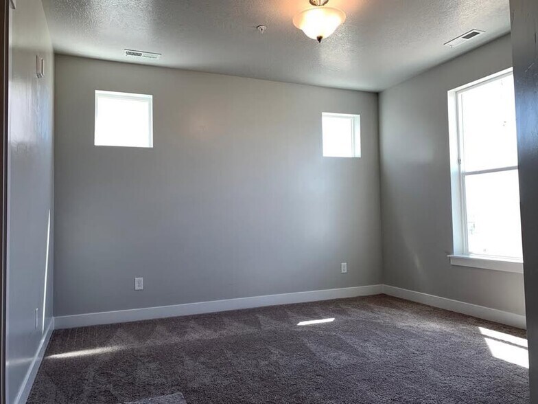 Building Photo - 1831 W Newcastle Ln