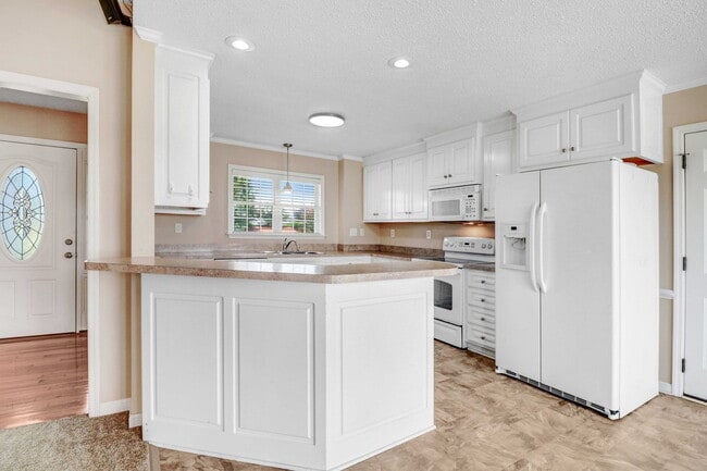 Building Photo - *DETACHED GARAGE/WORKSHOP!* Gorgeous home on HUGE acre lot in Princeton