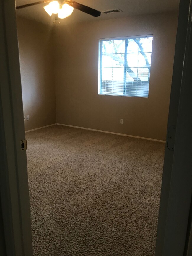 Building Photo - 2 Bedroom 1 Bath Contact Property Pros 928...