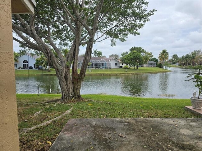Primary Photo - 9478 Palm Cir S