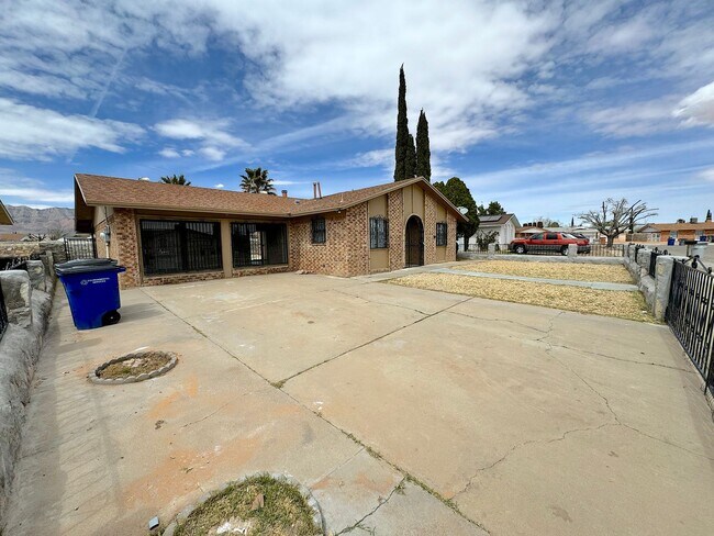 Building Photo - Northeast El Paso 3 Bed Refrig A/C with Pool!