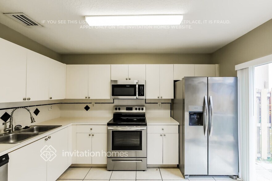 Building Photo - 5937 SW 163rd Ave