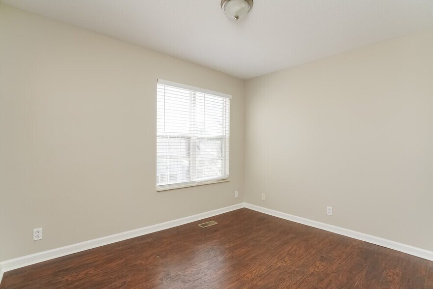 Building Photo - 903 Bexhill Ct S