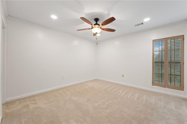 Building Photo - 2104 Pine Heights Dr NE