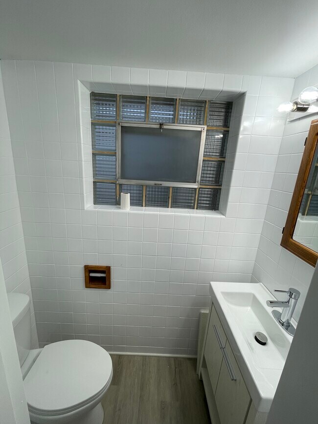 Powder Room view 3 - 1550 Oakwood Ave