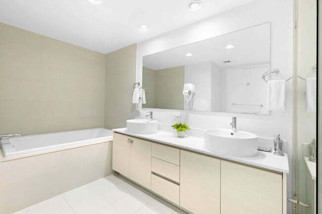 Building Photo - 2602 E Hallandale Beach Blvd