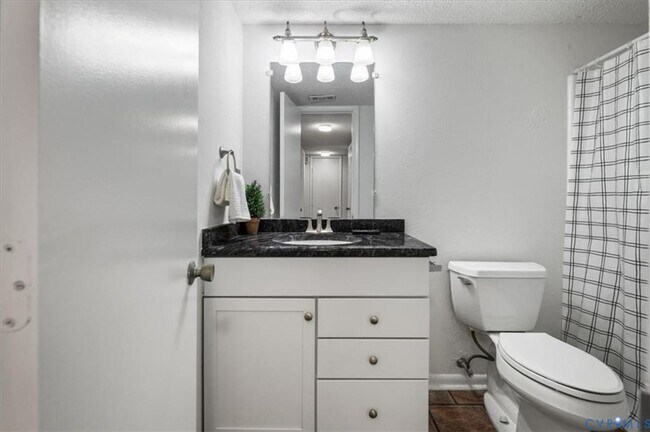 Building Photo - 3 Bedroom Townhome in Henrico!!!