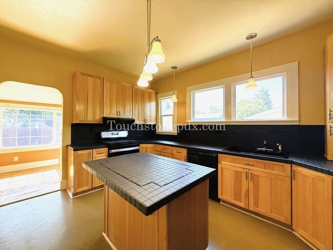 Building Photo - Contemporary 2 BD | 1 BA Home w/ Private B...