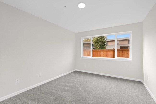 Building Photo - 1 BD 1 BA, beautiful rebuilt condo in conv...