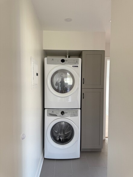 Full size washer and dryer - 1533 Princeton St