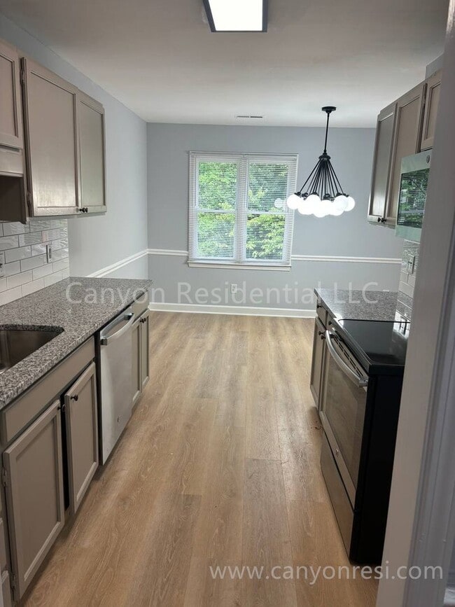 Building Photo - Stylish 3 Bed, 2 Bath Retreat: Modern Livi...