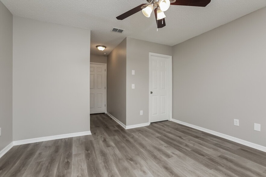 Building Photo - 2253 Heathwood Cir