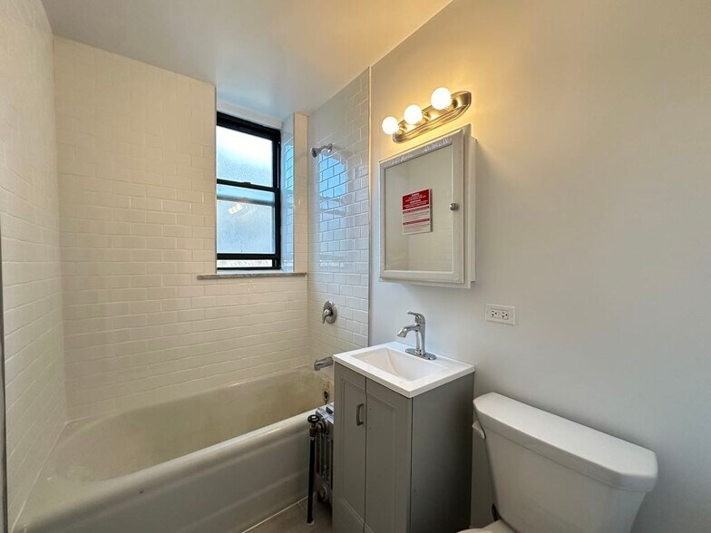 Building Photo - 3335 W Diversey Ave