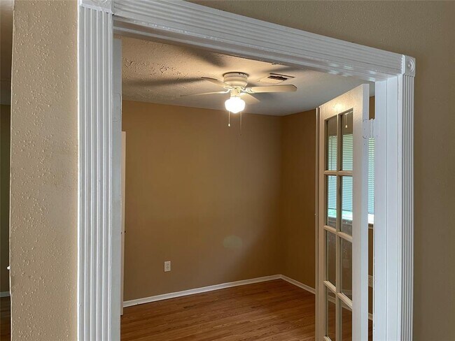 Building Photo - 1011 E Brompton Dr