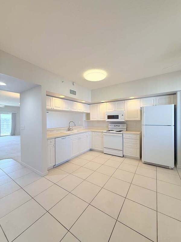Building Photo - 1200 Country Club Dr