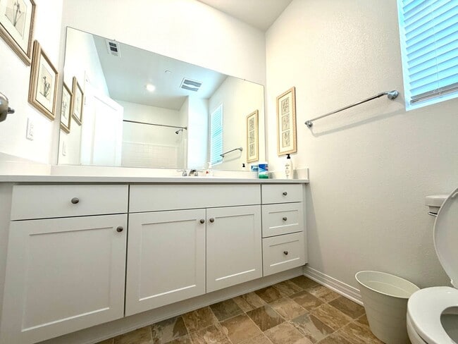 Building Photo - Almost BRAND NEW end unit Townhome in Winchester for Rent