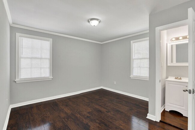 Building Photo - 2215