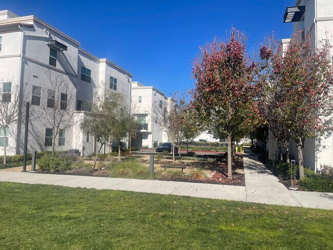 Building Photo - Spacious 4 Bedroom, 3.5 Bathroom Townhome