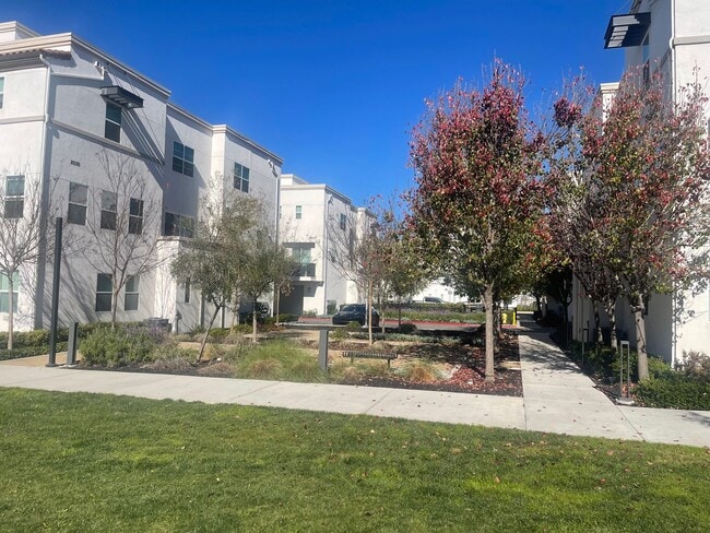 Building Photo - Upgraded & Spacious 4 Bedroom, 3.5 Bathroom Home