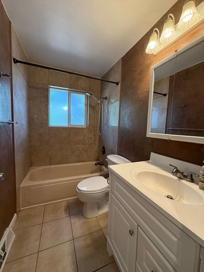 Building Photo - Five Bedroom House Close To Ft. Carson