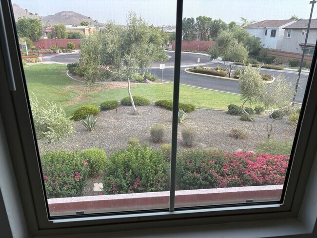 Building Photo - Modern 3-Bedroom + Loft + Den in Gated Pho...