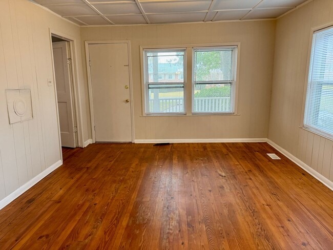 Building Photo - Move in Ready!