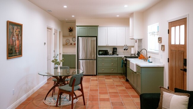 Building Photo - Contemporary New home in Monrovia