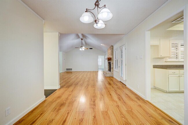 Building Photo - 1704 Foxfire Dr