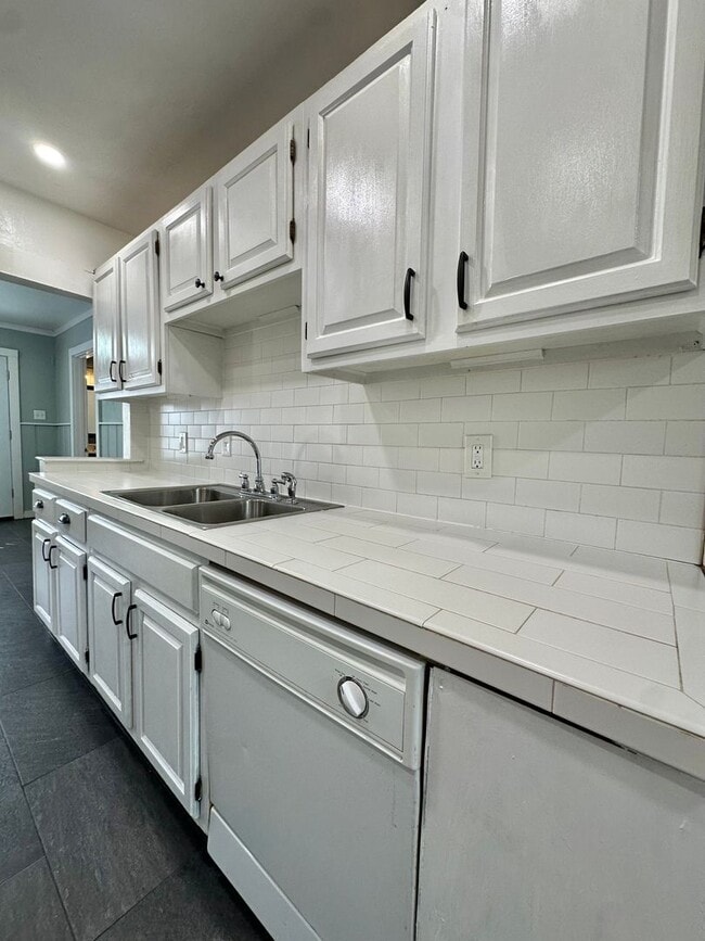 Building Photo - 1605 Kenwood Dr