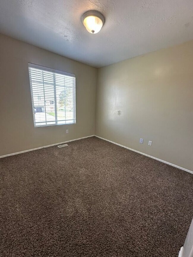 Building Photo - December Rent Free! Beautiful 5 Bed 2 Bath Home for Rent in Syracuse!