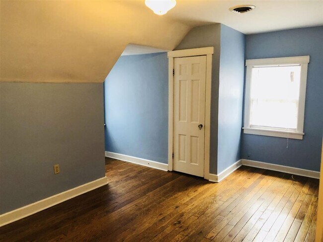 Building Photo - Beautiful 3 BR Home Near Bryan Park