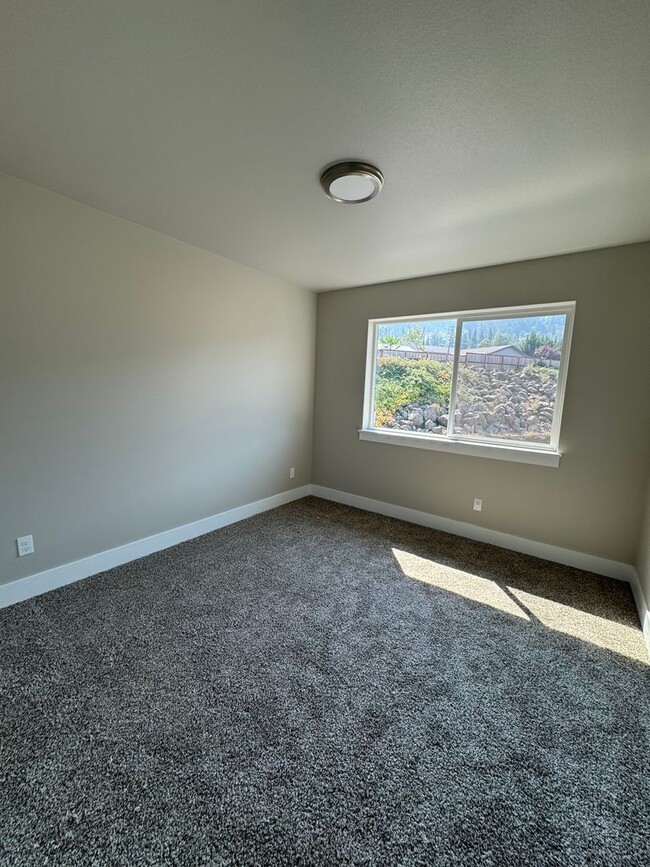 Building Photo - New 3 bedroom 2 1/2 bath home townhome on ...