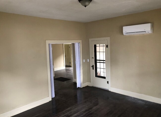 Building Photo - $995 - 3 bed 1 bath - Single Family Home