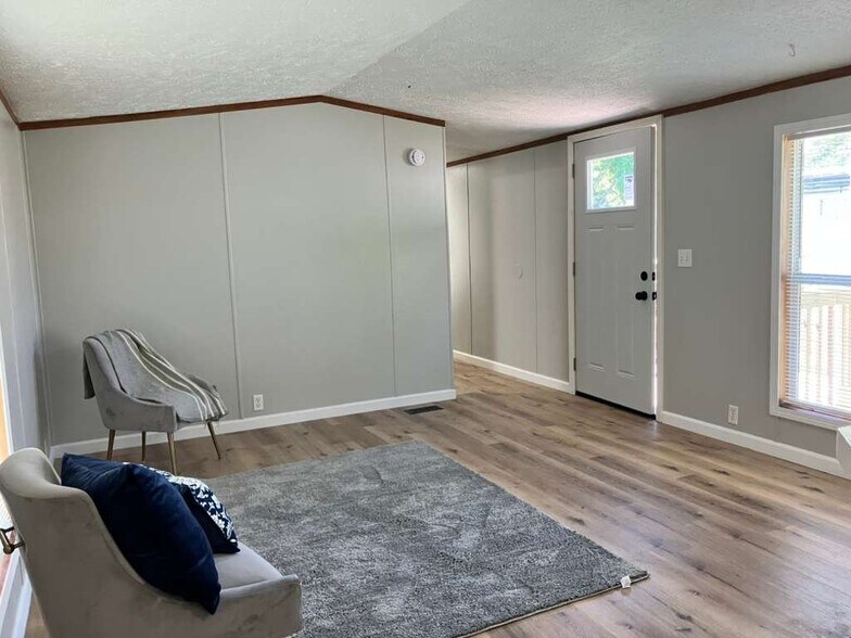 Building Photo - 44 Deerwood Park
