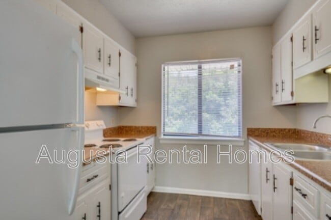 Building Photo - 2822 Thomas Ln