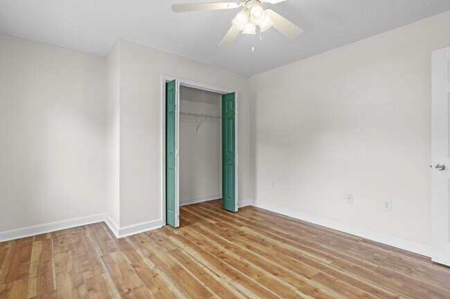 Building Photo - 4 Bedroom 2.5 Bathroom located in Creeks Edge