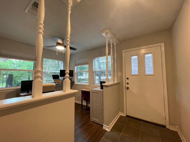 Building Photo - Two Story 1bd/1ba Condo Available Now in T...