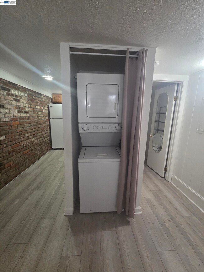 Building Photo - 3851 Vineyard Ave