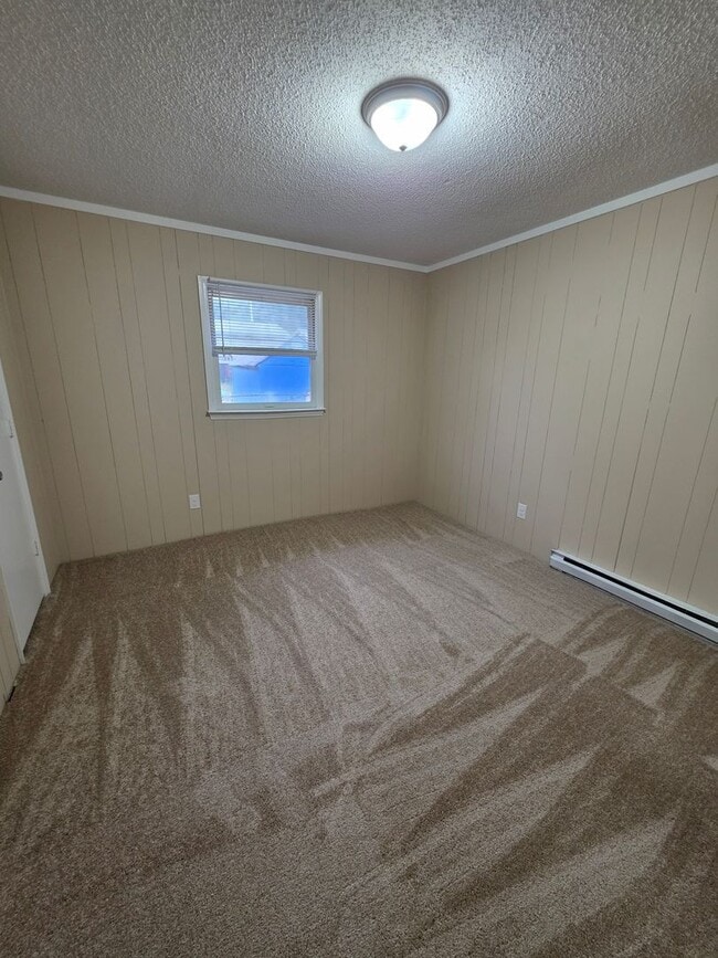 Building Photo - 3 BR - Looks New!!!!