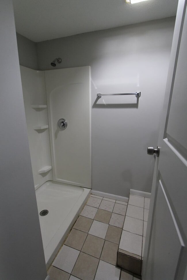 Building Photo - Large 5 Bedroom Home! Available Now.  Plen...