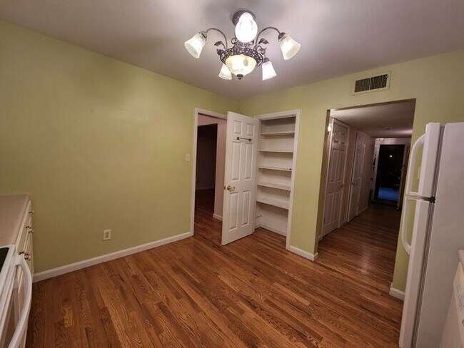 Building Photo - Two Bedroom Two Bath Condo with Pool Access