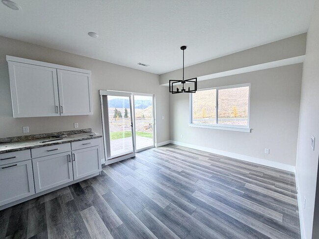 Building Photo - 7212 Shaver Dr