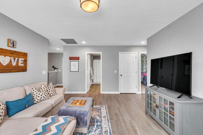 Building Photo - Stunning 4 Bed/2.5 Bath home in Creekside