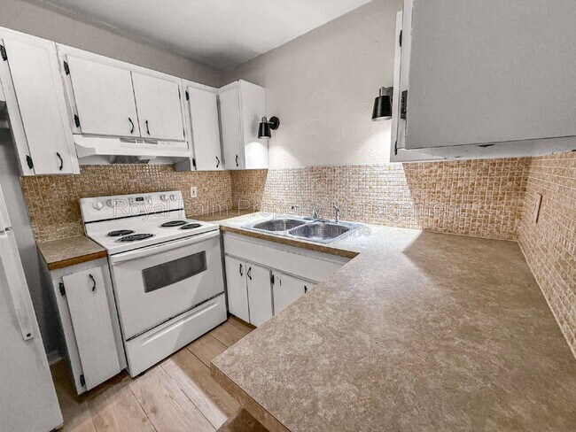 Building Photo - 3744 Estelle Ave