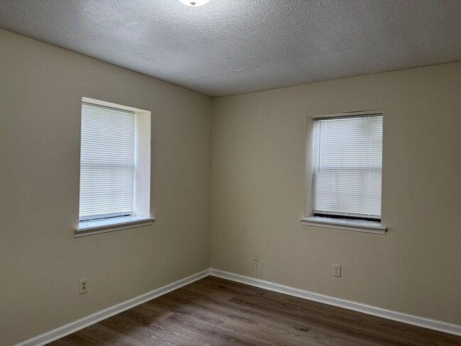 Building Photo - Two bedroom, 1.5 bath apartment home at Ha...