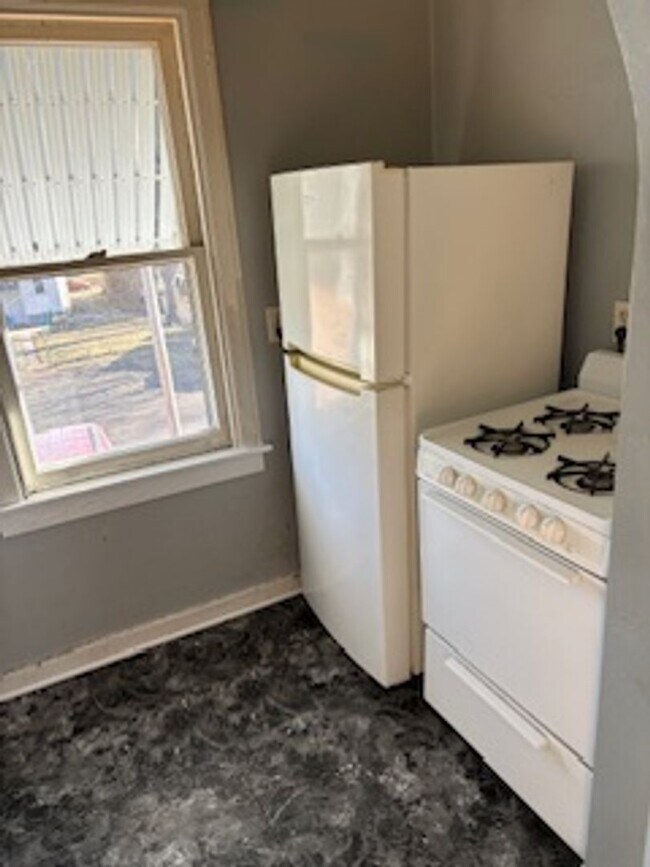 Building Photo - 1021 1/2 W 5th St. - Apt 1