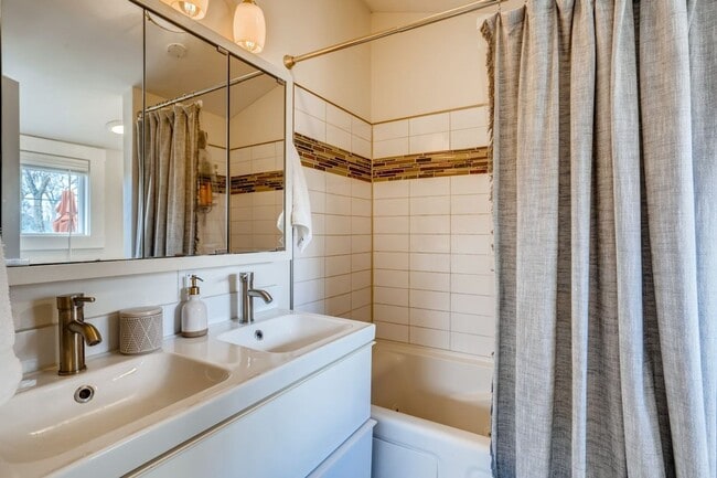 Building Photo - Remodeled Home in Berkeley/Mountain View Neighborhood