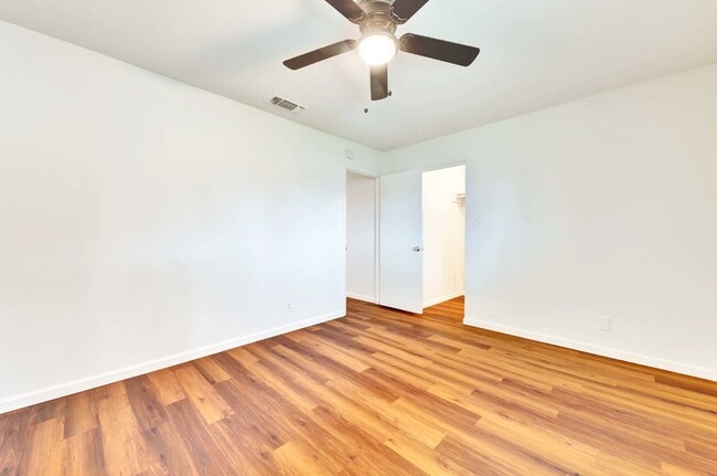 Building Photo - "Charming 2 Bed Apartment in Austin, TX wi...