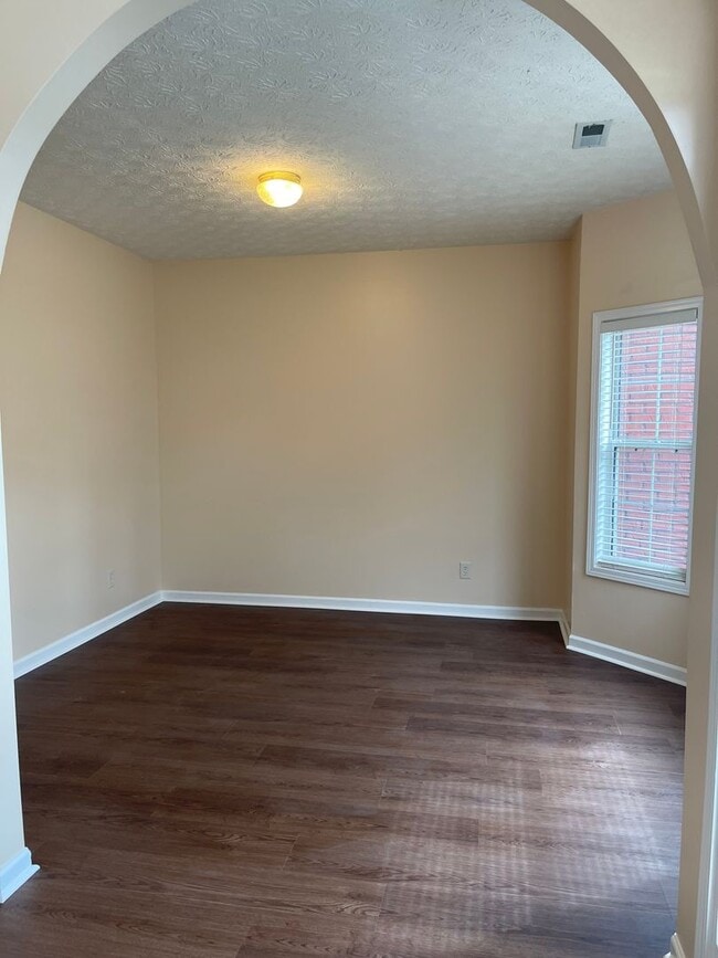 Building Photo - Riverdale Executive Home